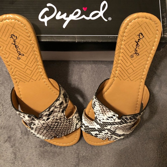Qupid  Slides / Sandals- New in Box,  Size: 6 - Picture 3 of 7